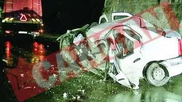 S-au izbit cu masina de piciorul podului