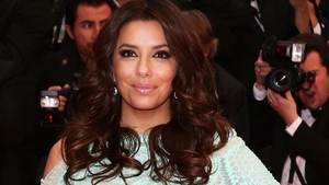 Poarta sau nu lenjerie intima? Eva Longoria, moment rusinos pe covorul rosu de la Cannes