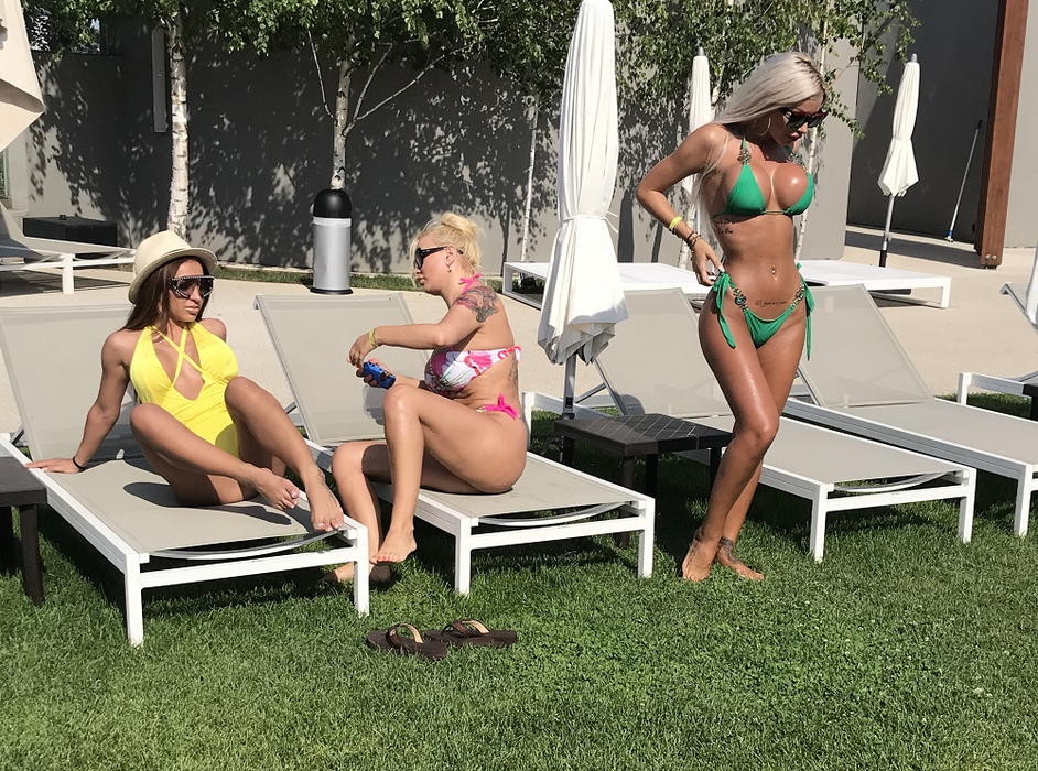 Loredana Chivu, Simona Trașcă și Denisa Despa au făcut show la piscină