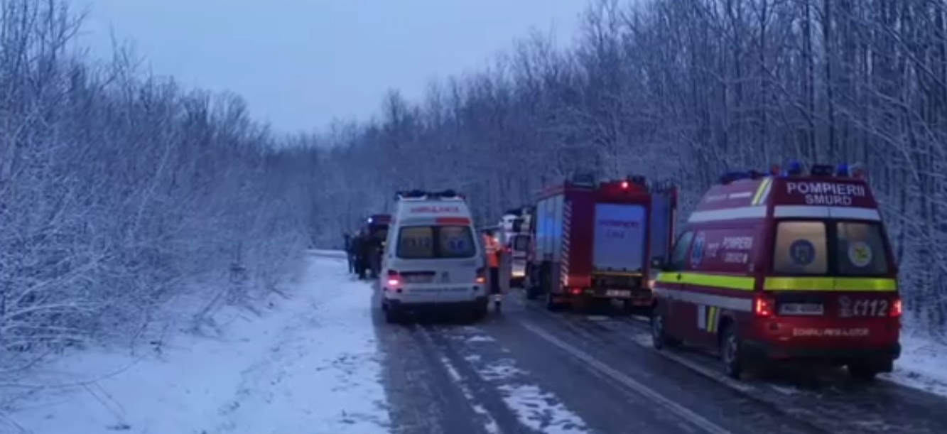 Accident grav în Iași, unde s-a răsturnat un microbuz cu 23 de pasageri. A fost activat planul roșu de intervenție