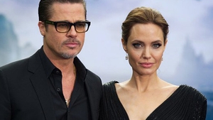 ”BRAD PITT şi ANGELINA JOLIE divorţează!” Actorul a fost surprins în timp ce se săruta cu o altă femeie