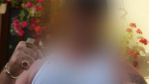 Ai sa ramai uimit! Nu o sa iti vina sa crezi cum arata, in tinerete, unul dintre cele mai controversate personaje din showbiz!