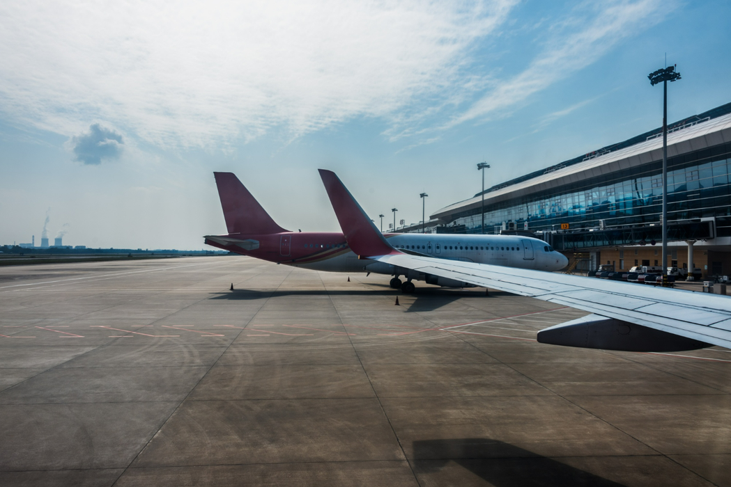 Incident trist pe aeroportul din Denver. Un bărbat a murit după ce a fost lovit de un avion pregătit de decolare. Foto: Freepik