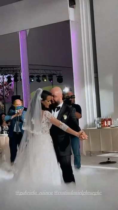 Karmen și Bogdan Căplescu, în rolul de nași pentru doi apropiați! Artista și fiica ei, Sofia, s-au asortat și au făcut senzație la petrecerea de lux | FOTO