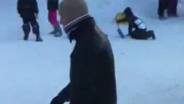 Explozie de oameni pe pârtiile de pe Valea Prahovei! Vezi cum a putut un tânăr să vină îmbrăcat la schi!