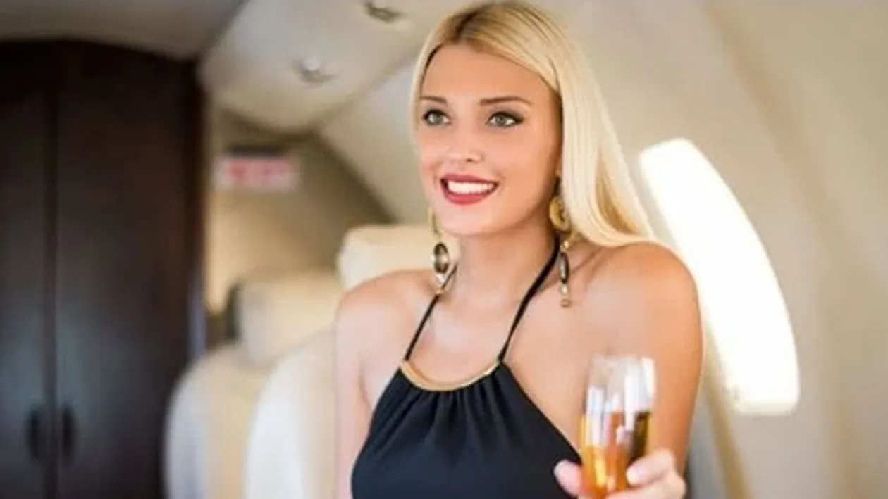 BANC | ”O blondă în avion stă lângă un avocat”