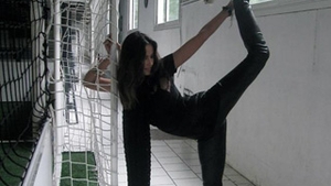 Madalina Ghenea, pozitii in care nu te asteptai sa o vezi! Uite cat e de flexibila!