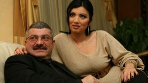 Prigoana o sa turbeze de nervi! Bahmu n-a mers cu copiii in vacanta, dar are grija de afaceri.  