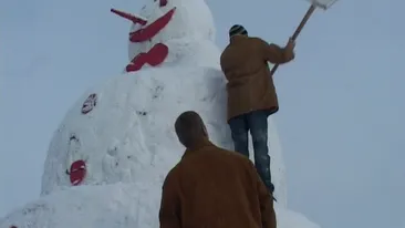 Cel mai mare om de zapada al acestei ierni a fost ridicat la Bacau! Are sase metri si i-au pus ghivece de flori in loc de ochi!