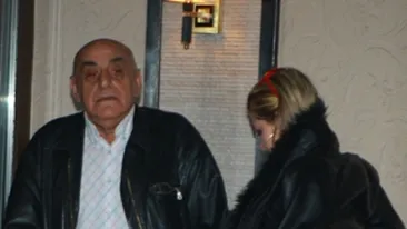 S-a imbracat ca pentru caminul cultural! Tinuta de seara marca Oana Lis: trening si sandale