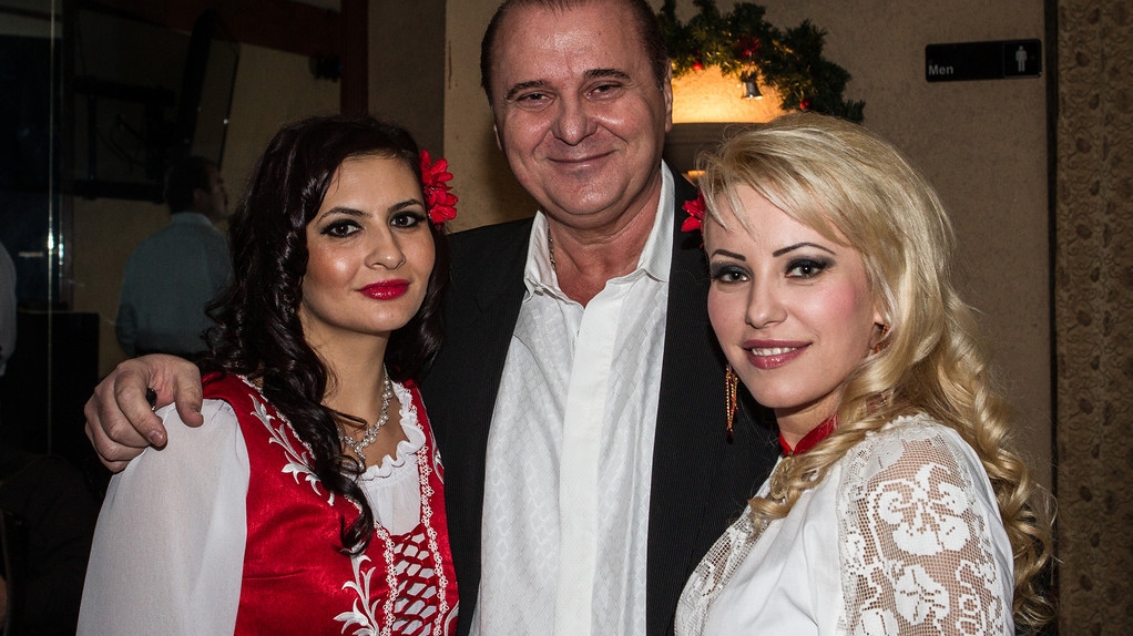 Ele sunt cele mai norocoase cantarete de muzica populara din Romania! Cativa milionari din America le-au ingropat in dolari!