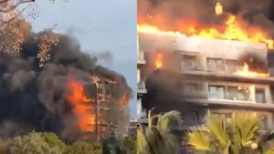 Breaking! Un bloc cu 14 etaje din Valencia, mistuit de flăcări! Incendiul s-a extins la al doilea bloc, iar mai mulți locatari sunt blocați în interior