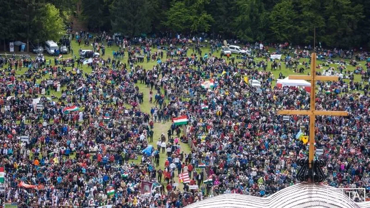 Papa Francisc, așteptat în ploaie de peste 40.000 de pelerini! Vizită la Șumuleu Ciuc