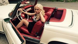 Misha si-a expus sanii! Cum arata silicoanele sexy-blondei!