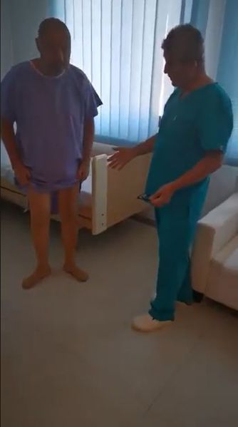 Mihai Mitoșeru, vizitat în spital de fosta soție, Naomi. Mama prezentatorului a suferit un șoc: “Eram în mașină, am crezut că mor”