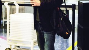 Keanu Reeves Ca un boschetar, la aeroport