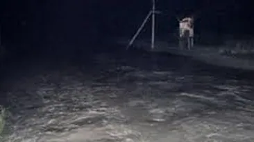 Prapad in comuna Corbu! Soferii care au intrat cu masina in mijlocul suvoaielor au fost la un pas sa-si piarda viata!