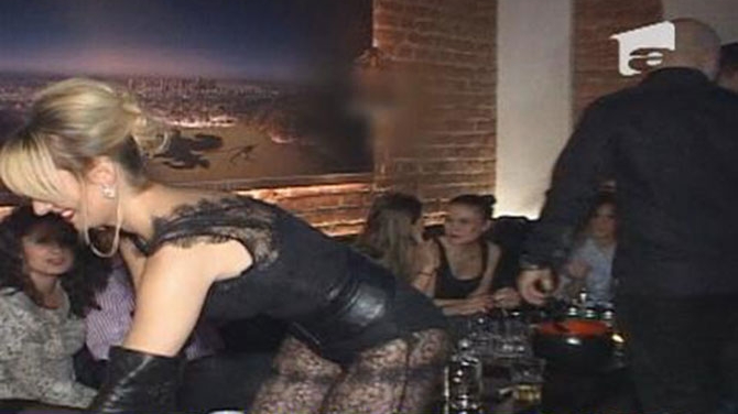 Sexy, intr-o salopeta de dantela! Asa a petrecut de ziua ei una dintre cele mai iubite cantarete