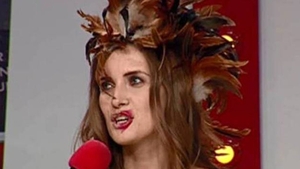 Credeai ca nu ne mai poate soca cu nimic?! Te-ai inselat. Vezi ce brad CIUDAT si-a facut Iulia Albu! "Fiinta asta nu e zdravana!"