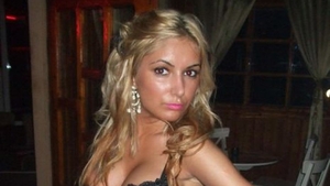 SEXY BRĂILEANCA şi-a scos băieţelul la plimbare şi a postat fotografia, iar fanii au înroşit butonul de like! Însă... ce detaliu au observat aceştia în imagine