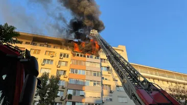 Incendiu violent în Capitală în apropiere de Sala Palatului. Două apartamente au ars complet. FOTO & VIDEO