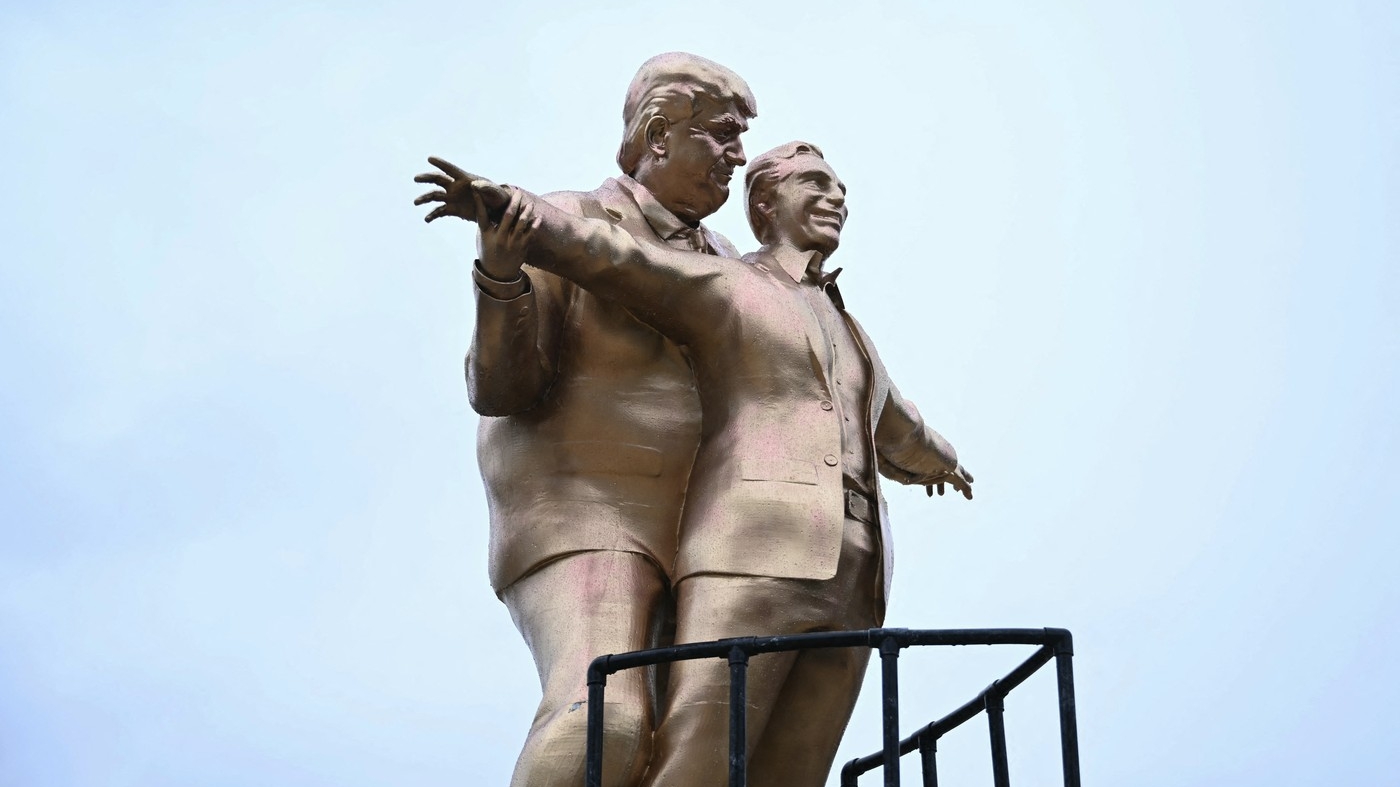 Donald Trump, criticat din nou pentru relația cu Epstein. Unde a fost amplasată statuia care recreează celebra scenă din Titanic