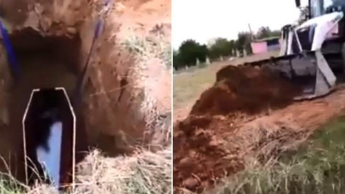 Șocant! O bătrână moartă din cauza coronavirusului a fost aruncată în groapă cu buldoexcavatorul