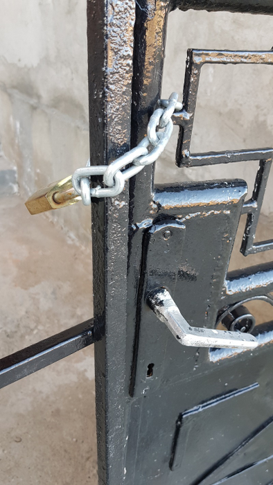 Porţile palatelor din Covăsânţ sunt legate cu lanţuri