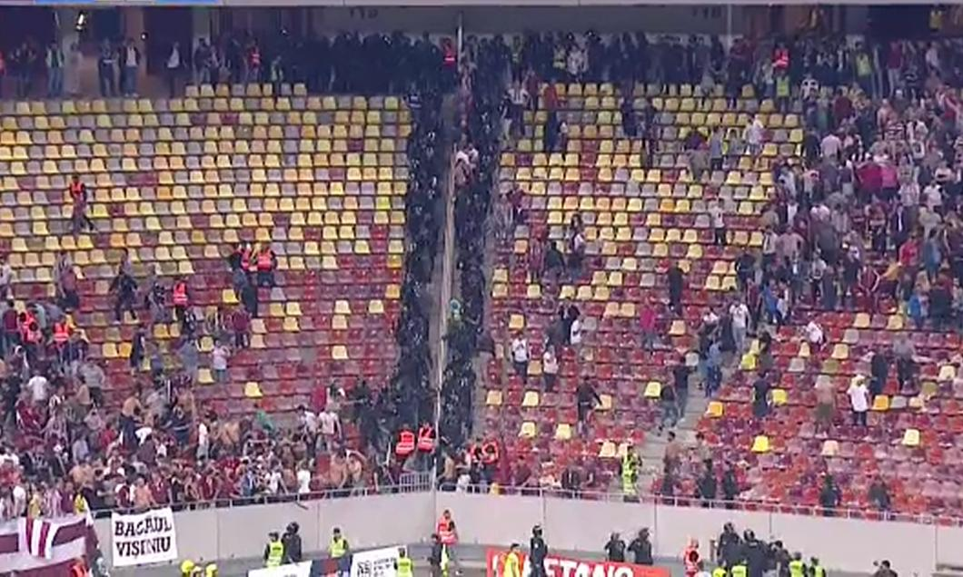 Incidente grave la meciul Steaua-Rapid. Galeriile și-au împărțit pumni și picioare în tribune