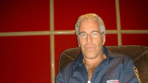 Detalii noi în cazul Epstein: o gardiancă l-a căutat pe Google cu câteva minute înainte de moartea sa. DOJ dezvăluie și existența unui depozit suspect de bani