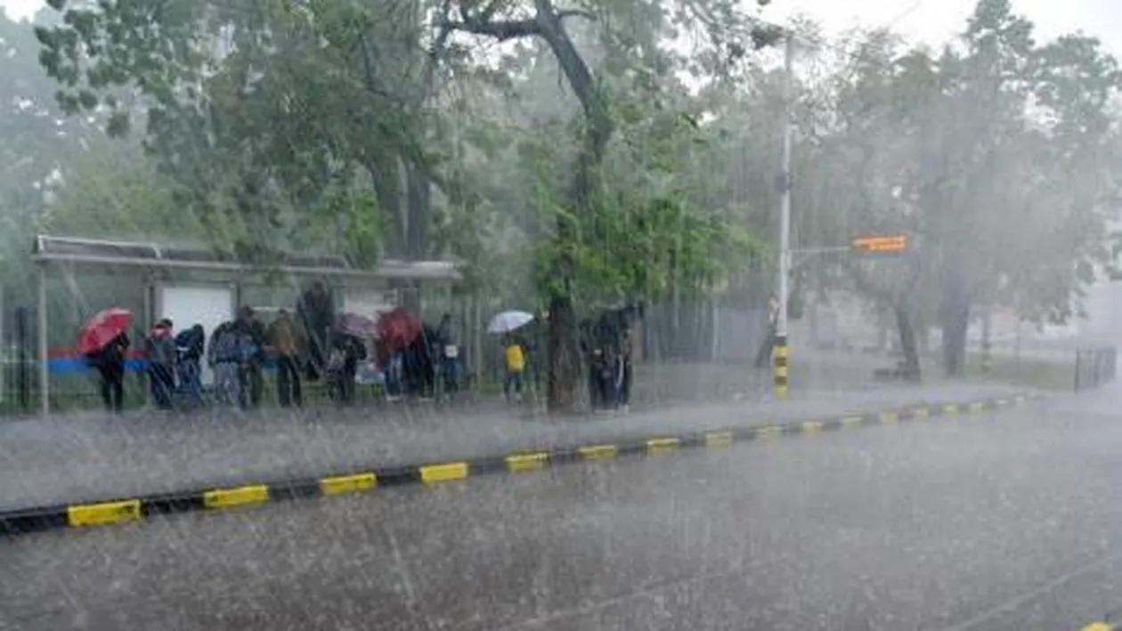 Ploile torențiale fac din nou ravagii în România! Zeci de case și străzi au fost inundate!