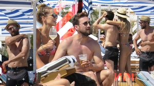 Dani Oțil și-a arătat mușchii pe plaja din Mamaia! Logodnica lui a început să...