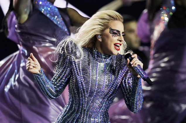 Celebra LADY GAGA a făcut un show de senzaţie la „Super Bowl“! Cântăreaţa a fost minute bune suspendată în aer doar de câteva corzi
