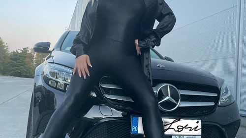 Loredana Groza a dat-o în bară, la propriu! Până și mașina vedetei e „tunată” în Photoshop