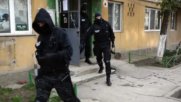 Clipe de groaza pentru opt elevi! Saltati de procurori dupa examenul de Bacalaureat, in fata LICEULUI!