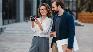 (P) Cum să asortezi sneakersii la ținutele office casual? 5 combinații elegante și confortabile