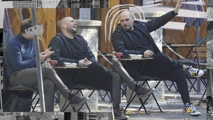 Cu cine l-am surprins pe Matei Dima, la o terasă din Capitală. Bro nu mai e singur și trist, ci într-o veselie! La cafea și-a găsit, în sfârșit, companie