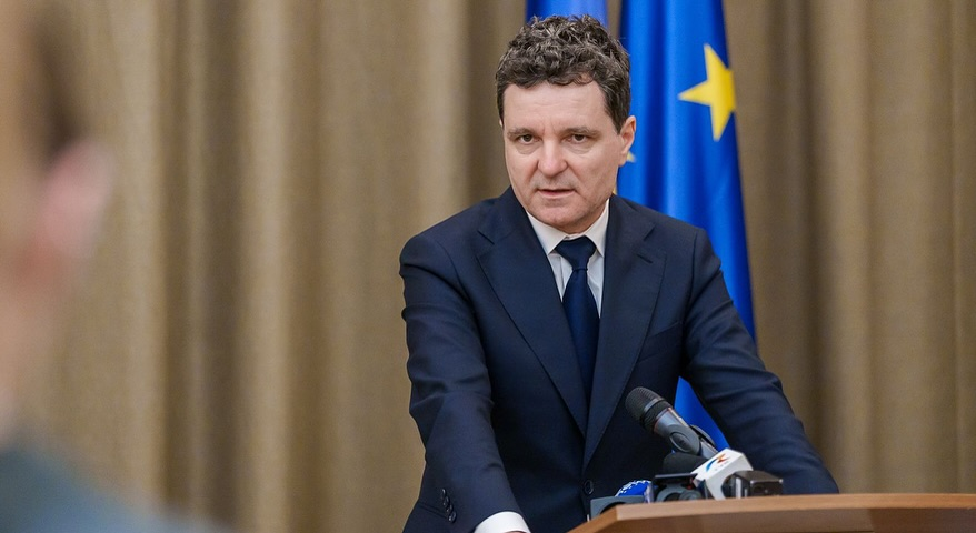 Nicușor Dan, surprins în pijamale pe stradă, în miezul zilei. Imaginile care s-au viralizat