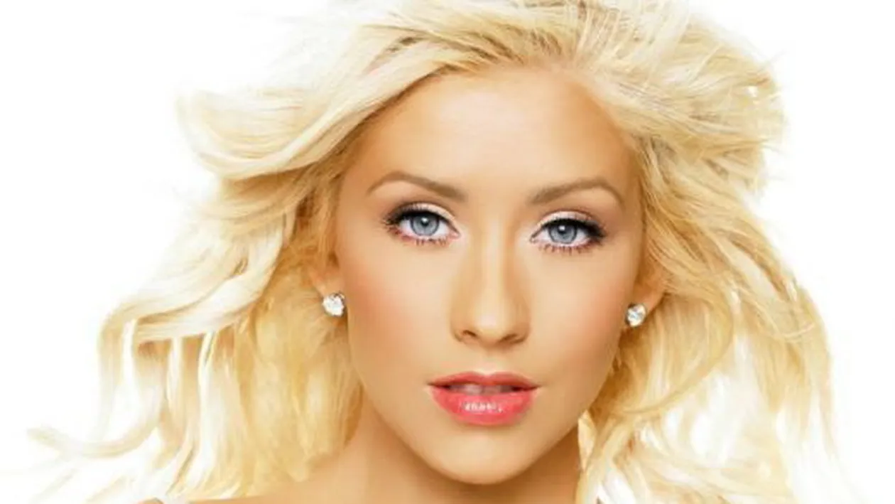 Christina Aguilera, in cea mai sexy ipostaza din ultimii ani. Cum s-a putut tolani in pat, intr-o rochie creatia unei romance!