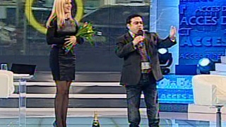 VIDEO Adi Minune ii face avansuri Simonei Gherghe?: "Ti-am adus un cos de trandafiri"