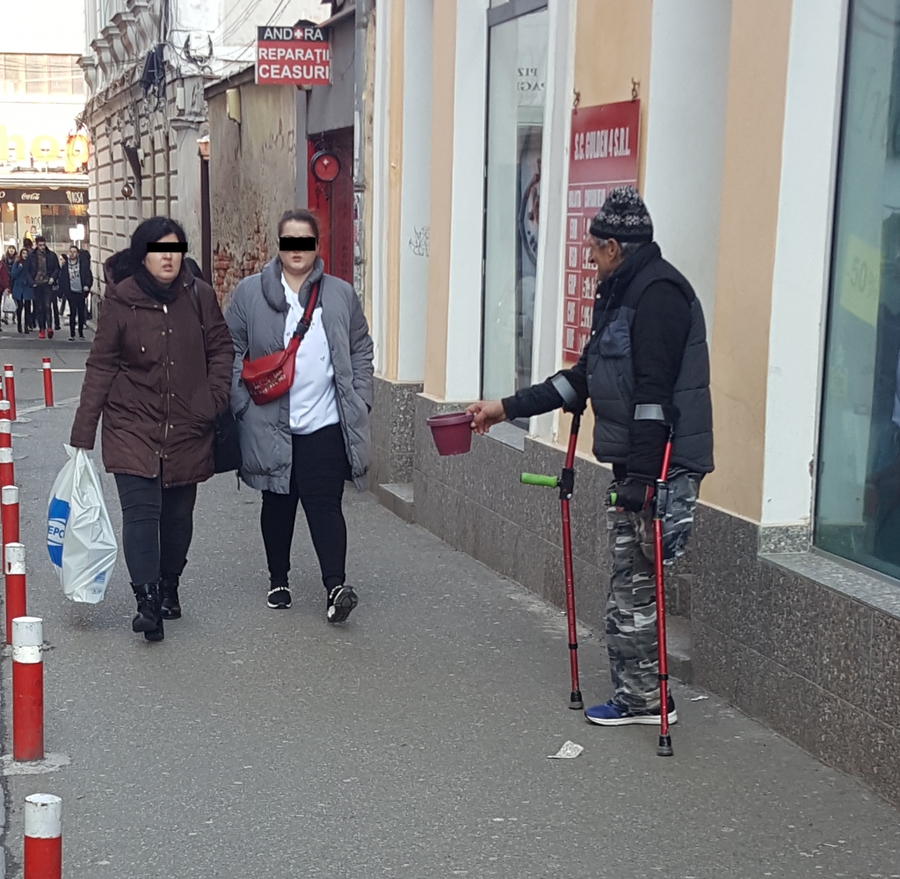Domnul Liviu își adună cu greu banii de mâncare