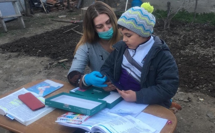 Elisabeta Păcuraru, învățătoarea care a făcut posibilă "minunea" de la Eșelnița, și unul dintre elevii săi