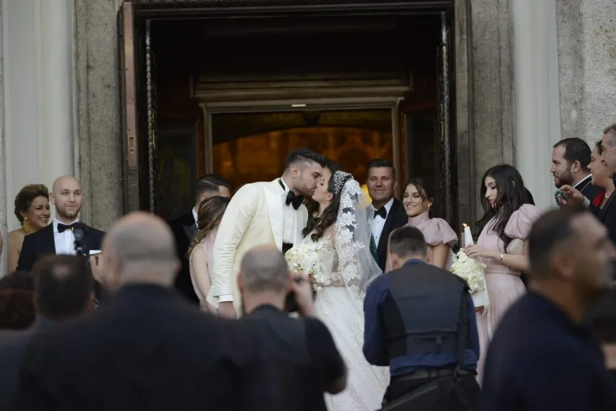 Sărutul mirilor i-a emoționat pe toți cei prezenți