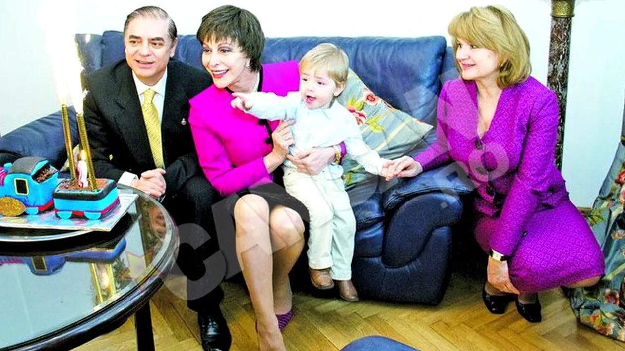 Nu s-a dezlipit de Prima Doamna! De ziua lui, micul print Carol Ferdinand s-a jucat cu nasa lui, Maria Basescu
