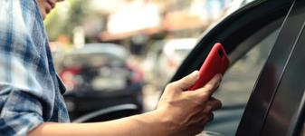 Ești oprit în trafic pentru că ai fi lovit un pieton? S-ar putea să fii victima unei înșelătorii