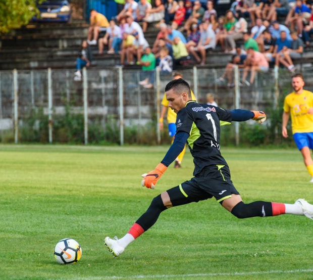 Fotbaliștii CFR-ului au umilit un cerșetor la un semafor din Cluj. Au coborât geamul unui Porsche de 100.000 € și…