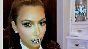 Noua moda! Kim Kardashian iti prezinta tatuajul pentru buze!