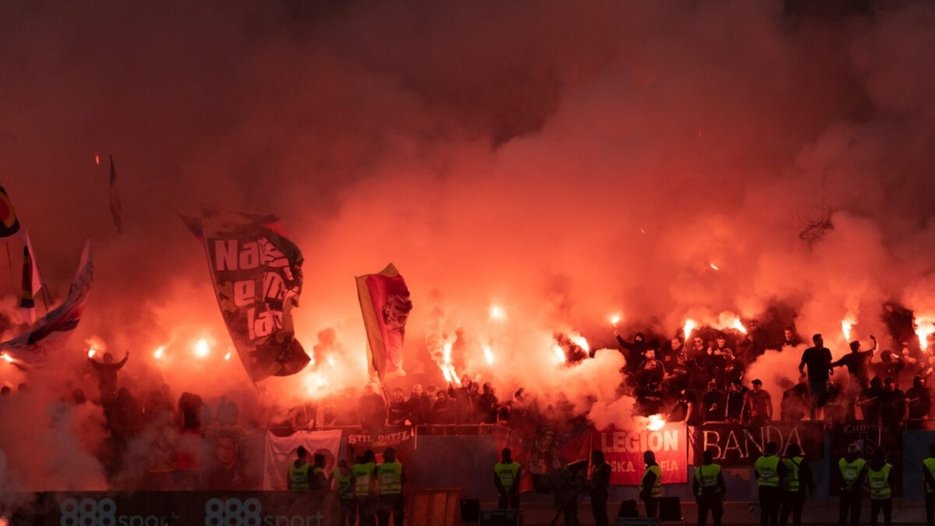 Incidente la meciul de fotbal Dinamo-Steaua. Arbitrul a întreupt temporar partida, ce au făcut grupurile de suporteri