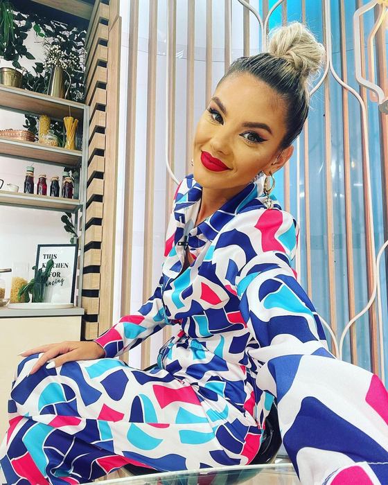 De necrezut! Câte clase are, de fapt, Ramona de la Neatza. Ce salariu lunar primește de la Antena 1 „vecina” lui Răzvan Simion și Dani Oțil