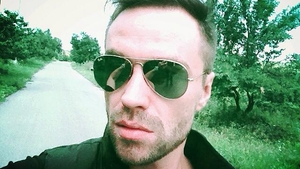 A cunoscut celebritatea cu trupa Stigma, dar a ramas pe cont propriu si acum canta la nunti si petreceri. Uite cum arata Emanuel
